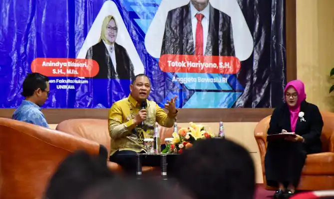 Anggota Bawaslu Totok Hariyono (batik kuning) menjadi pembicara dalam Kuliah Tamu di Universitas PGRI Kanjuruhan Malang, Jawa Timur.