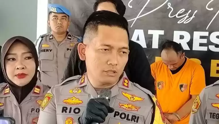 Tersangka HM dihadirkan dalam konferensi pers di Mapolres, Cibinong, Kabupaten Bogor, Jawa Barat, Senin (29/4/2024). (Foto: Antara)