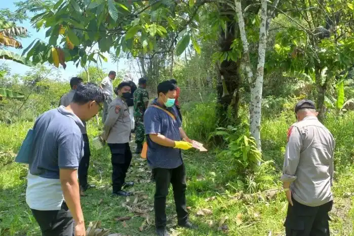 Anggota Polres Lombok Tengah saat melakukan indentifikasi di TKP kasus penemuan mayat Bayi (Foto: Antara)