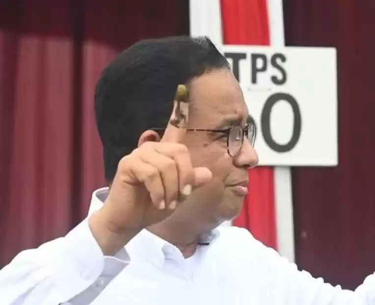 Anies Baswedan menunjukkan jari yang telah dicelup tinta usai melakukan pencoblosan Pemilu 2024 di TPS 60, Lebak Bulus, Jakarta, Rabu (14/2/2024).