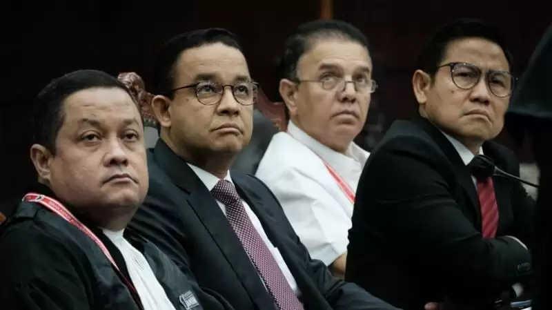 Anies Baswedan, Muhaimin Iskandar dan tim kuasa hukumnya di sidang perdana gugatan Pilpres 2024 di Mahkamah Konstitusi, Rabu (27/3/2024)