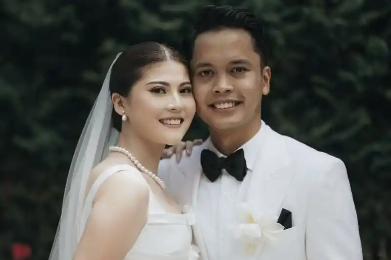 Anthony Sinisuka Ginting dan kekasihnya, Mitzi Abigail Purnama. (Foto: Instagram/@sinisukanthony)