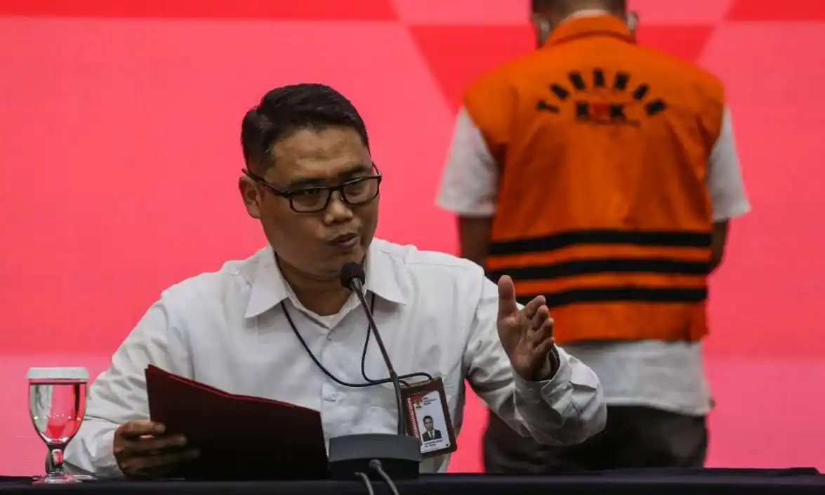 Diusut Awal 2025, KPK Masih Ogah Ungkap Duduk Perkara Korupsi Kereta Cepat Direktur Penyidikan (Dirdik) sekaligus Plt. Deputi Penindakan dan Eksekusi KPK Asep Guntur Rahayu (kiri) mengumumkan penetapan penahanan atas mantan anggota DPRD Jambi Kusnindar (kanan) saat konferensi pers di Gedung Merah Putih KPK, Jakarta, Senin (24/7/2023) (Foto: Istimewa)
