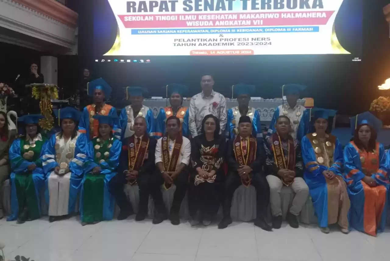 Asisten Satu Pemerintahan dan Kesejahteraan Rakyat Setda Provinsi Maluku Utara, Kadri Laetje, pose bersama dengan Rektor dan Dosen Sekolah Tinggi Ilmu Kesehatan Makariwo (STIKMA) Halmahera (Foto: Istimewa)