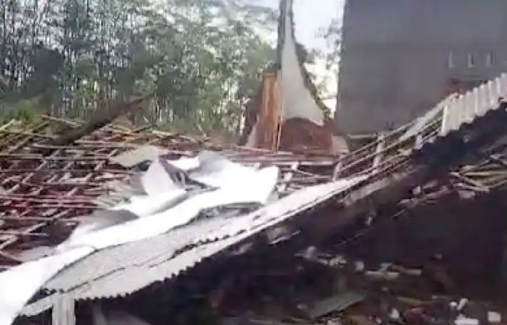 Atap rumah warga di Bondowoso, Jawa Timur, ambruk diterjang angin puting beliung (Foto: Antara)