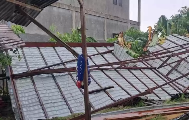 Atap rumah warga rusak setelah terkena puting beliung. (Foto: Antara)