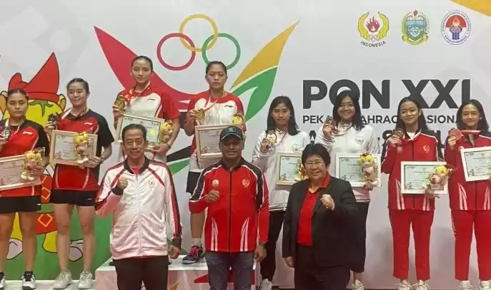 Atlet bulu tangkis Aceh Mutia Dita Ainul Baroroh dan Rista Berlian Maharani menerima medali perunggu. (Foto: Antara)