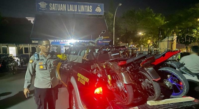 Kepala Bagian Operasional Polres Kota Surakarta Kompol Sutoyo menunjukan sejumlah kendaraan sepeda motor yang diamankan. (Foto: ANTARA)