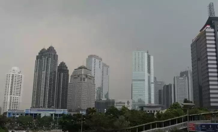 Awan mendung menyelimuti gedung-gedung di Kawasan Niaga Sudirman, Jakarta. (Foto: Antara)