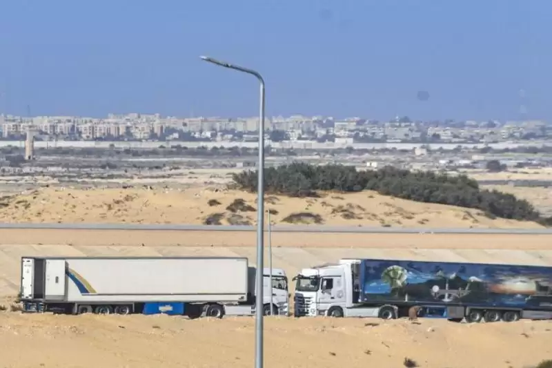 Sejumlah truk antre untuk mengangkut barang bantuan kemanusiaan yang akan diberikan untuk warga Palestina di kawasan Mesir (Foto: Antara/Muhammad Adimaja/aww)