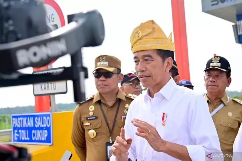 Presiden Joko Widodo (Jokowi) saat menyampaikan keterangan pers di sela-sela kunjungan kerja di Kabupaten Batubara, Sumatera Utara, Rabu (7/2). (Foto: ANTARA/HO-BPMI Setpres)