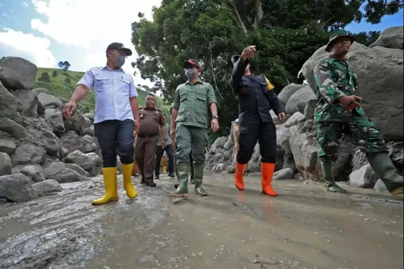 Kepala BNPB Letjen TNI Suharyanto meninjau lokasi kejadian banjir bandang dan tanah longsor di Kecamatan Baktiraja, Humbahas, Sumatera Utara, Senin (4/12). [Foto: ANTARA/HO-BNPB[