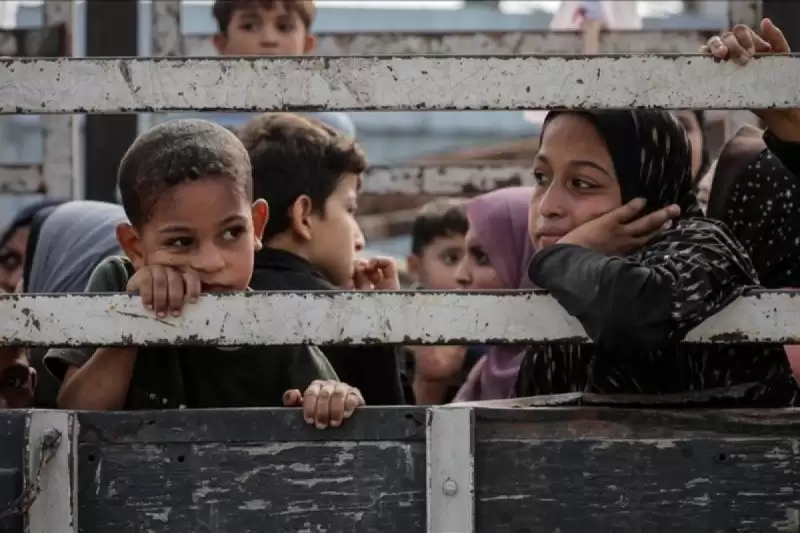 Anak-anak duduk di belakang truk saat warga Palestina berangkat dari bagian utara Gaza untuk meninggalkan Jalur Gaza bagian tengah dan selatan [Foto: Antara]