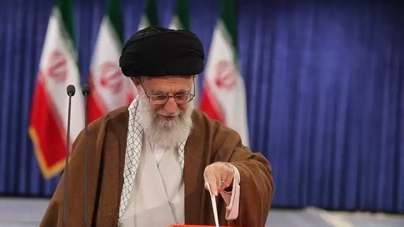 Pemimpin Besar Revolusi Islam Iran, memberikan suara pada pemilu Parlemen Iran 2024 (Foto: Parstoday)