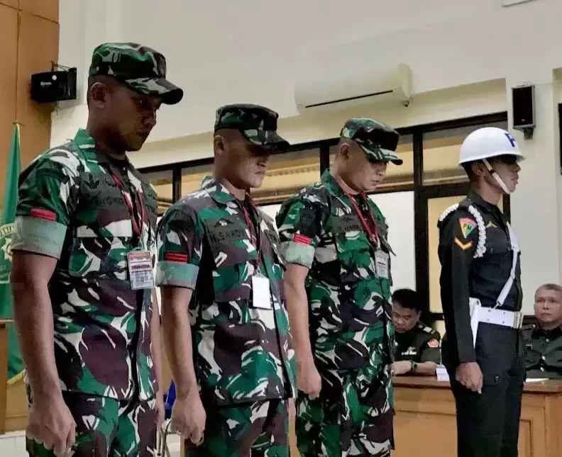 Tiga prajurit TNI dijerat pasal berlapis oleh Oditur Militer Jakarta dalam sidang perdana di Pengadilan Militer II-08 Jakarta, Jakarta, Senin (30/10)