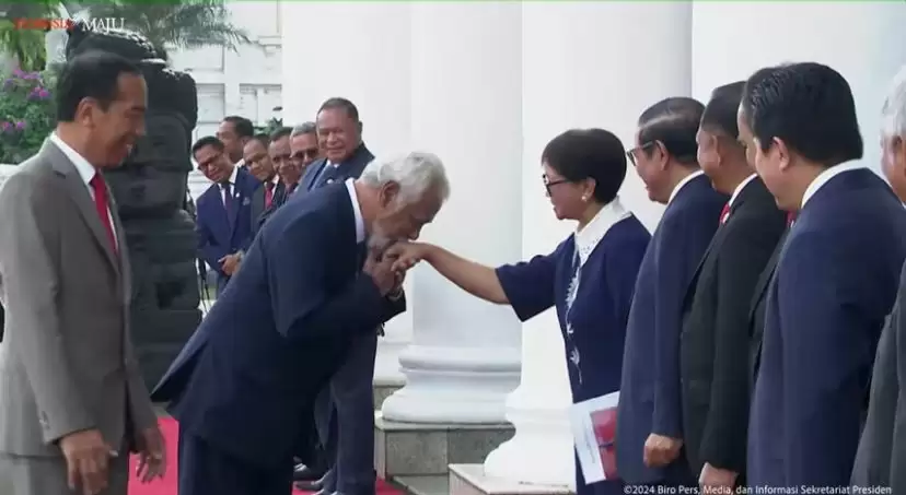 Momen PM Timor Leste, Xanana Gusmao, mencium tangan Menlu Retno Marsudi di Istana Kepresidenan Bogor, Jawa Barat, Jumat (26/1). [Foto: YT/@SekretariatKabinet]
