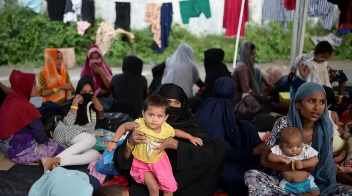Pengungsi Rohingya di gudang pelabuhan tempat penampungan sementara di Sabang (Foto: Reuters)