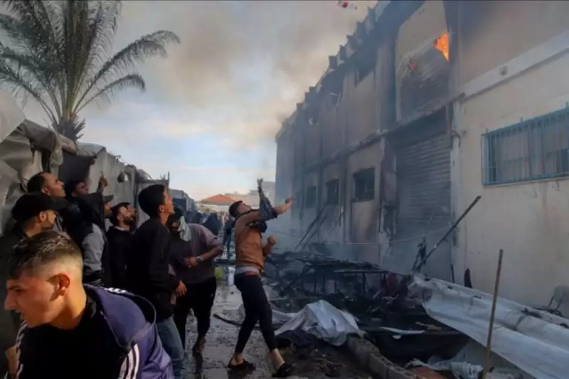 Asap membubung setelah rentetan serangan Israel menghantam gedung pusat pelatihan Badan Bantuan dan Pekerjaan PBB untuk Pengungsi Palestina (UNRWA), Rabu (24/1). [Foto: ANTARA/Anadolu/tm]