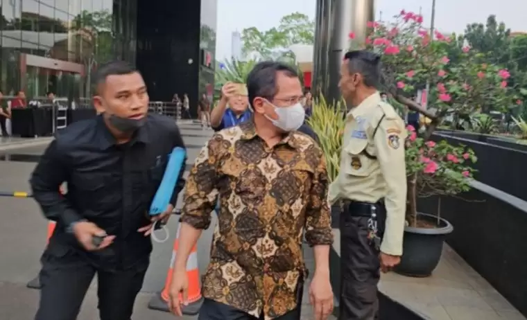 Indra Iskandar (kemeja batik) saat menghindari wartawan di Gedung Merah Putih KPK, Rabu (31/5/2023)