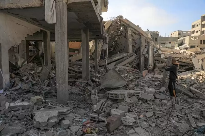 Sejumlah warga Palestina memeriksa bangunan yang hancur setelah serangan udara Israel di kota Rafah di Jalur Gaza selatan, pada 5 Januari 2024. (Foto: ANTARA/Xinhua/Khaled Omar.)