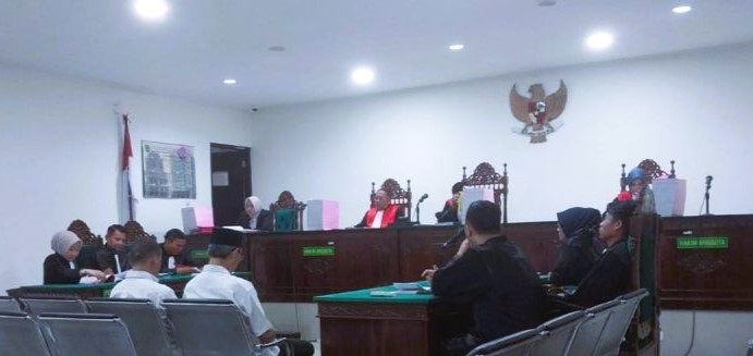 Kedua terdakwa kasus korupsi asrama haji saat mendengarkan tuntutan dari JPU Kejati Bengkulu. (Foto: ANTARA)