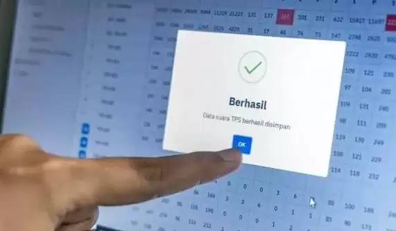 PPK menginput data penghitungan perolehan suara Pemilu 2024 ke dalam aplikasi Sirekap (Foto: Ist)