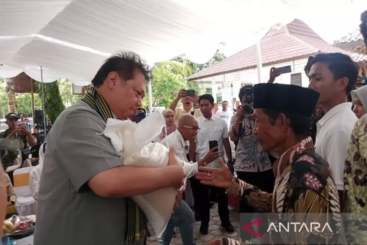 Menko Perekonomian Airlangga Hartanto Saat Memberikan Bantuan Beras Kepada Masyarakat Lombok Tengah. (Foto: ANTARA)