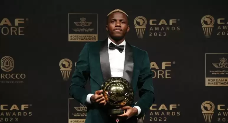 Victor Osimhen asal Nigeria menerima gelar Pemain Terbaik Afrika 2023 yang diselenggarakan Konfederasi Sepak bola Afrika (CAF), di Marrakesh, Maroko, Senin (11/12). (Foto: ANTARA/AFP/STR)