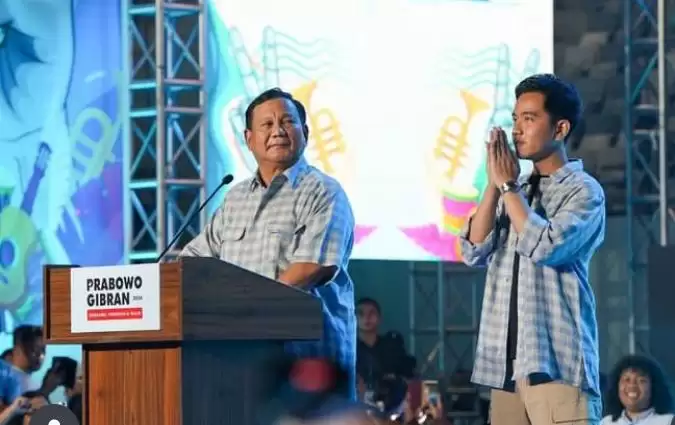 Prabowo Subianto dan Gibran Rakabuming Raka di podium Istora Senayan pada Rabu (14/02) malam (Foto: MI/Repro Instagram @ahmadmuzani2)