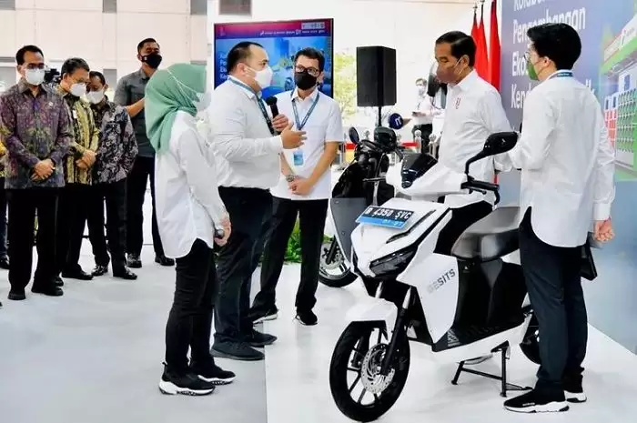 Presiden Joko Widodo dan Motor Listrik Buatan Indonesia (Foto: Gesits)