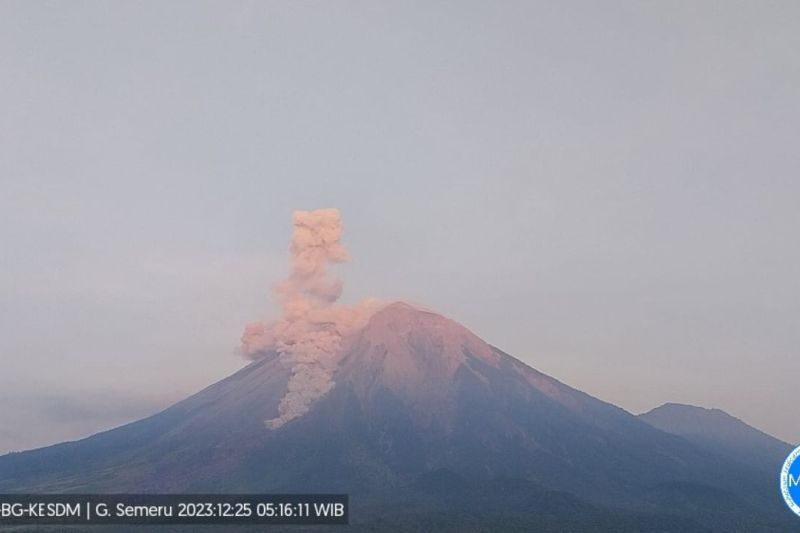 Gunung Semeru erupsi terpantau dari Pos Pengamatan Gunung Semeru,Senin (25/12) (Foto: ANTARA)