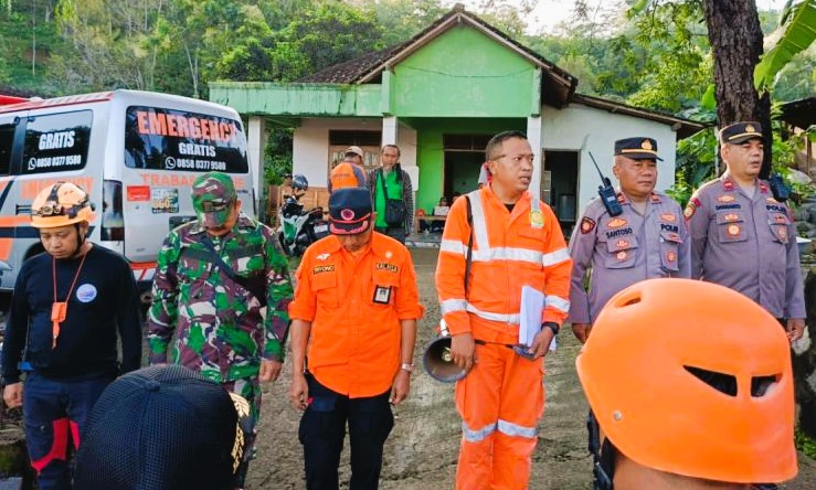 Petugas Basarnas sesaat sebelum melakukan pencarian korban di Kabupaten Sragen, Jawa Tengah, Senin (4/3/2024). (Foto: ANTARA)