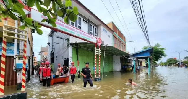 Anggota Polrestabes Semarang mengevakuasi warga yang sakit di wilayah Karangkimpul, Gayamsaei, Kota Semarang, Jumat (15/3/2024). (Foto: ANTARA)