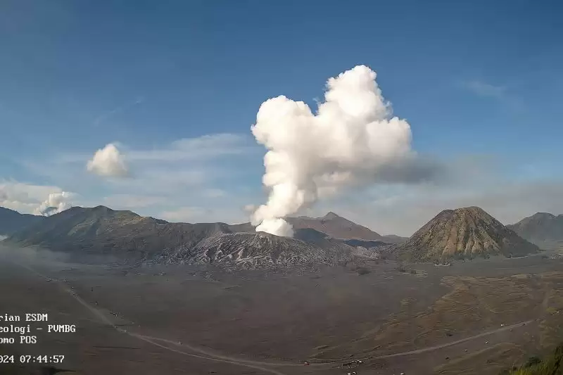 Kawah Gunung Bromo di Provinsi Jawa Timur mengeluarkan asap putih tebal pada Selasa (9/1) pagi. (Foto: Antara)