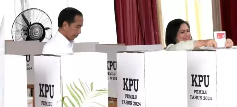 Presiden Joko Widodo dan Iriana memasukan surat suara Pemilu 2024 yang telah dicoblos ke dalam kota suara di TPS 10 Gambir, Jakarta Pusat, Rabu (14/2). (Foto: Doc. MI)