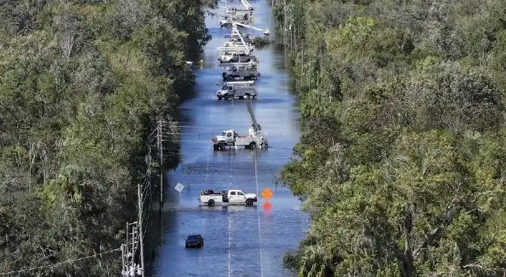 Kru bekerja di saluran listrik setelah Badai Helene lewat di Crystal River, Florida AS