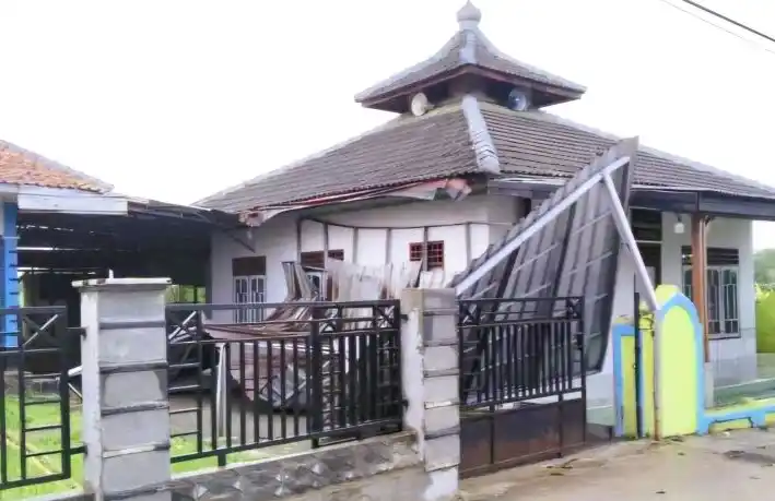 bangunan musala di Bekasi, Jawa Barat mengalami kerusakan akibat diterjang angin puting beliung