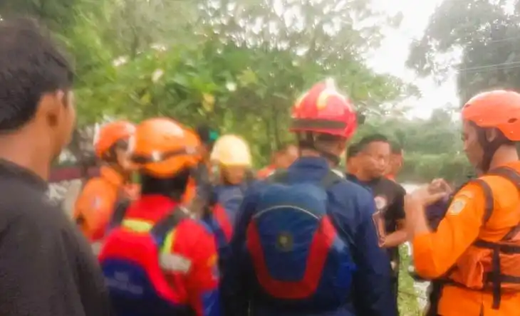 Petugas melakukan upaya evakuasi FRA dengan menyusuri Kali Ciluar (Foto: Antara)