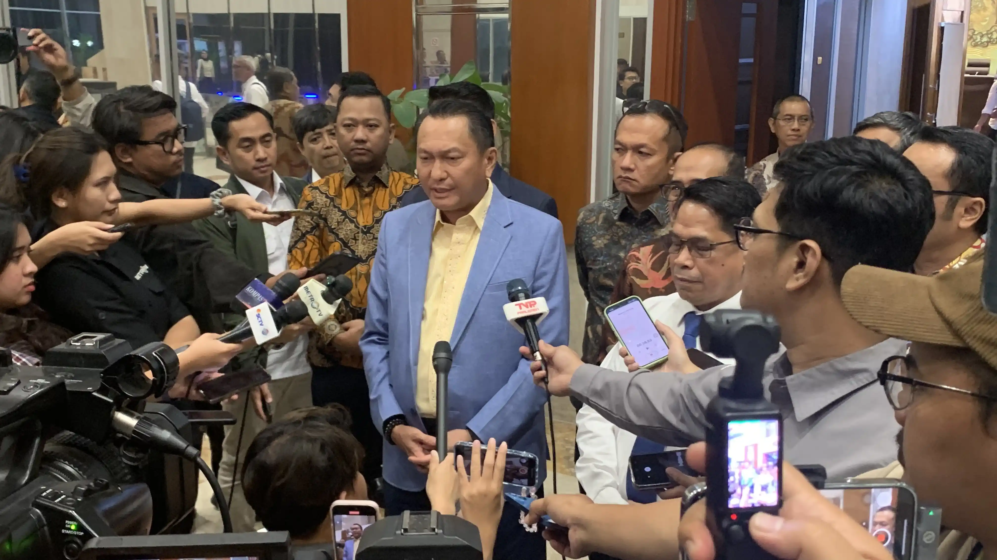 Ketua Komisi XII DPR RI, Bambang Patijaya  memberikan ketererangan pers terkait stok BBM jelang Natal dan Tahun Baru di Gedung DPR RI, Jakarta, Senin (24/11). (Foto: Zul Sikumbang)