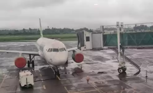 Mesin pesawat yang diparkir di Bandara Sam Ratulangi, masih ditutup antisipasi masuknya abu vulkanik Gunung Ruang, di Manado [Foto: ANTARA]