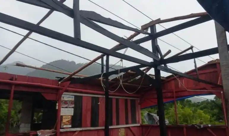 Sebuah bangunan warung di Kabupaten Aceh Jaya rusak akibat angin kencang. (Foto: Antara)