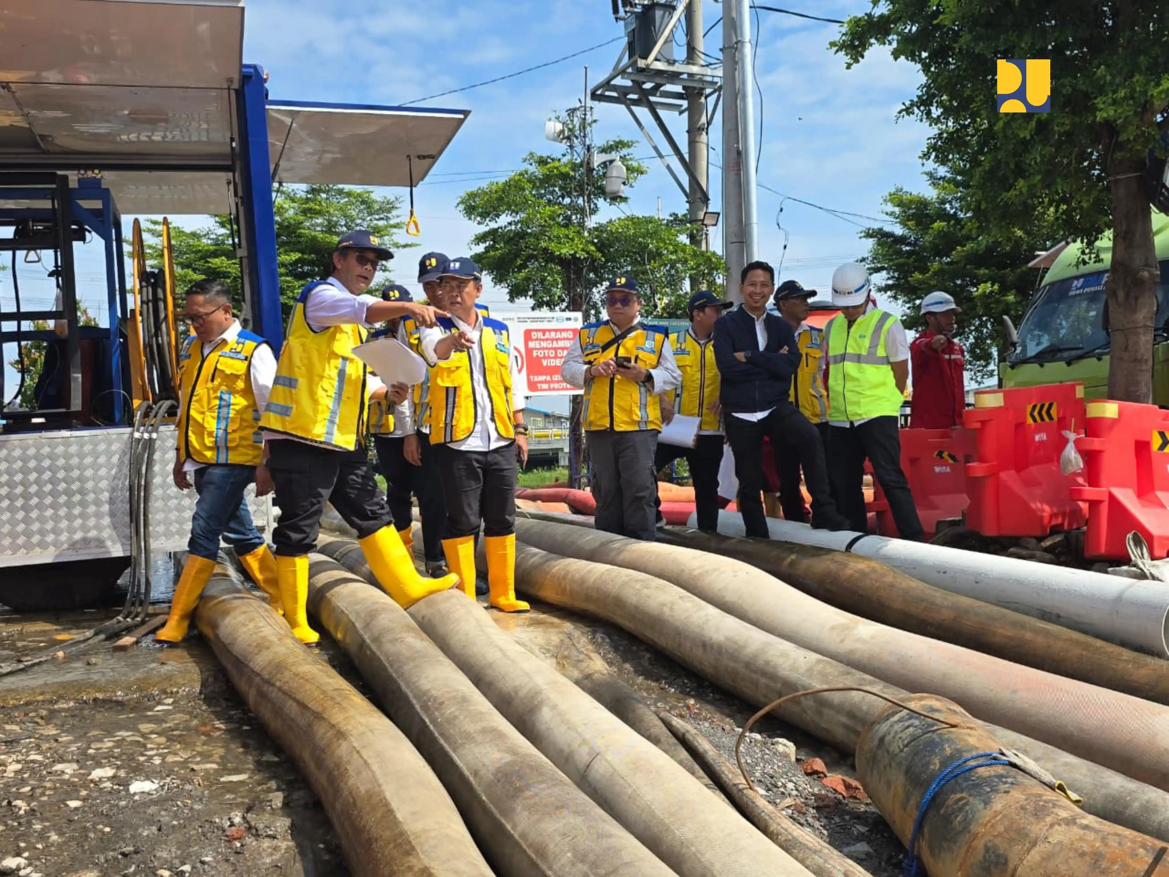Kementerian PU Optimalkan 27 Pompa Pengendali Banjir di Tenggang dan Sringin Kota Semarang Kementerian PU ikut membantu mengatasi banjir di Semarang dan Tenggan dengan menyiapkan 27 pompa