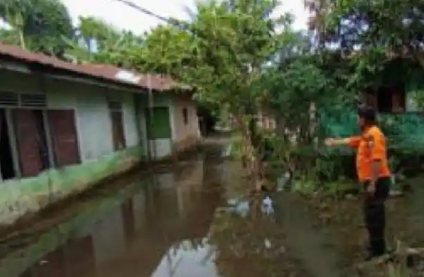 Pusdalops PB Provinsi Sumatera Utara mencatat sebanyak 150 orang terdampak banjir yang melanda Kecamatan Hamparan Perak (Foto: Antara)