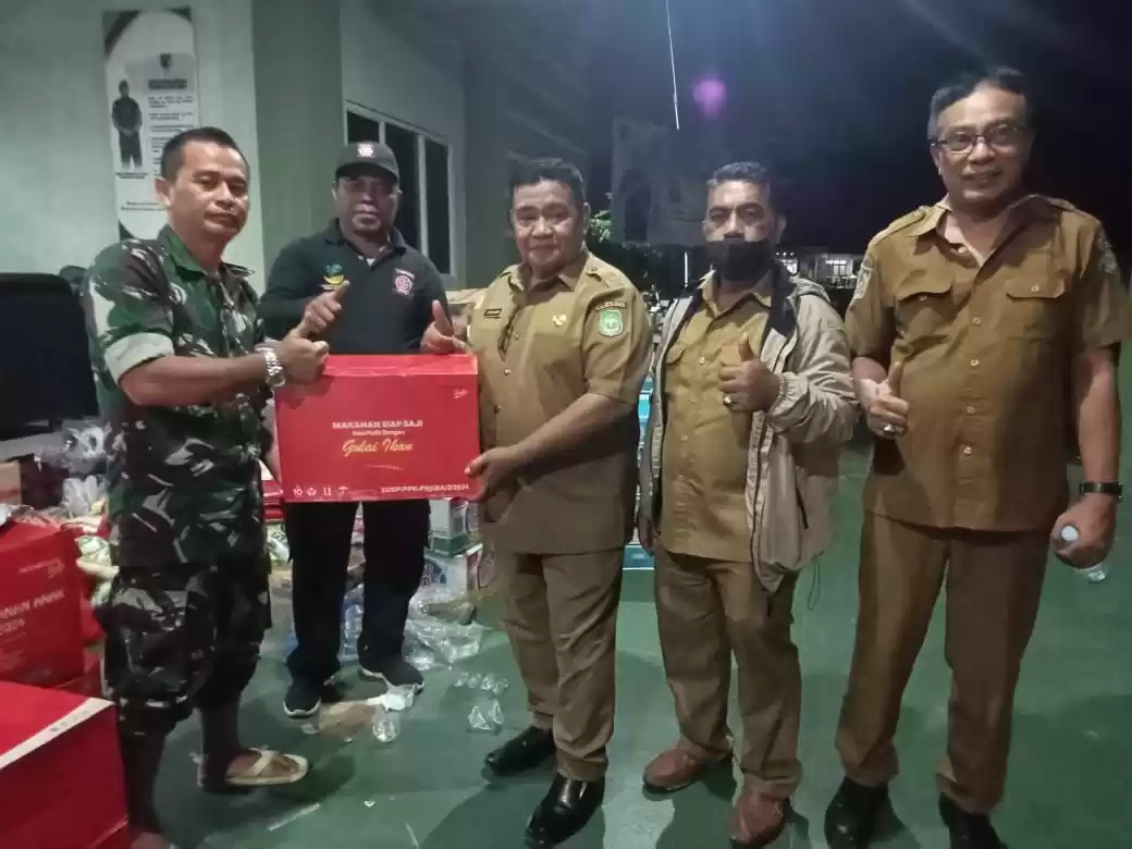 Plt Kepala Dinas Sosial Provinsi Maluku Utara, Zen Kasim memberikan bantuan kepada pengungsi (Foto: Istimewa)