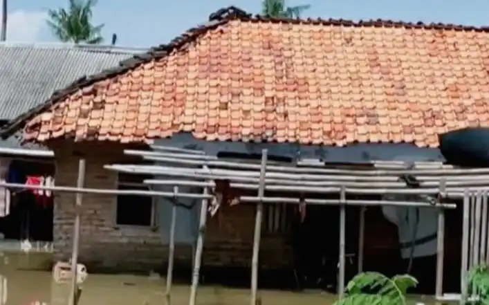 Salah satu rumah warga terendam banjir di karawang (Foto: Antara)