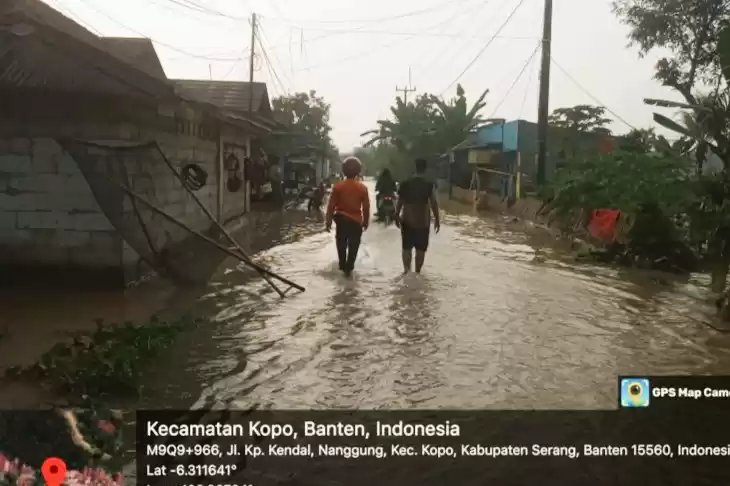 Petugas BPBD Kabupaten Serang bersama warga di lokasi banjir, Kecamatan Kopo, Kabupaten Serang, Banten, Jumat (3/5/2024). (Foto: Antara)