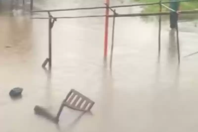 Banjir di Jalan Bintaro Permai, Pesanggrahan, Jakarta Selatan, Sabtu (6/7/2024). [Foto: ANTARA]