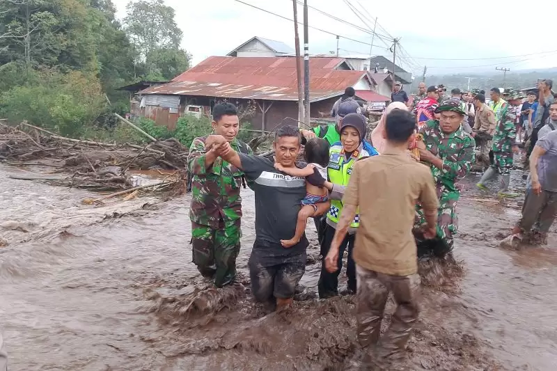 Petugas Gabungan mengevakuasi warga yang terjebak dari kejadian banjir lahar dinginm yang terjadi di Bukik Batabuah, Kecamatan Canduang, Kabupaten Agam, pada Jumat (5/4/2024).  [Foto: ANTARA]