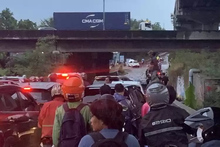 Banjir di kolong Tol Pondok Kelapa, Jalan Raya Kalimalang, arah Jakarta, diakibatkan air Kalimalang meluap usai Kota Bekasi diguyur hujan sejak Sabtu (6/7/2024) pagi. (Foto: Ist)