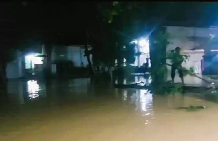 Rumah warga di Cikande, Kabupaten Serang, Banten, teredam banjir, Sabtu (27/4/2024). (Foto: Antara)